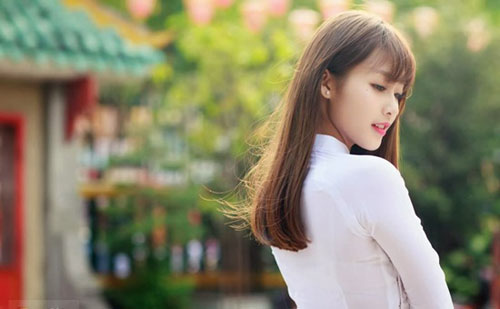 Kiểu t&oacute;c hợp với &aacute;o d&agrave;i đơn giản m&agrave; thanh lịch đ&oacute; l&agrave; kiểu t&oacute;c thẳng su&ocirc;n mượt