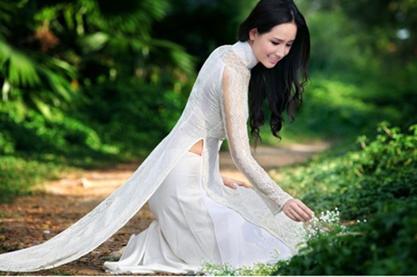 Kiểu t&oacute;c xoăn gợn s&oacute;ng hiện đại kết hợp c&ugrave;ng n&eacute;t truyền thống trong t&agrave; &aacute;o d&agrave;i