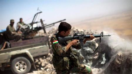 Lực lượng người Kurd chiến đấu chống lại phiến qu&acirc;n IS tại một vị tr&iacute; gần Mosul
