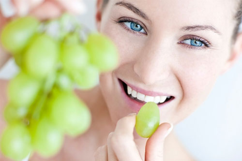 Gi&uacute;p h&agrave;m răng trắng s&aacute;ng l&agrave; một c&ocirc;ng dụng l&agrave;m đẹp kh&aacute;c của nho