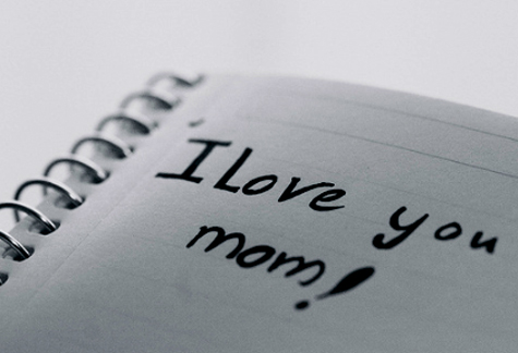Mẹ sẽ rất vui khi nhận được những lời ch&uacute;c Tết dương lịch ấm &aacute;p v&agrave; ngọt ng&agrave;o từ c&aacute;c con