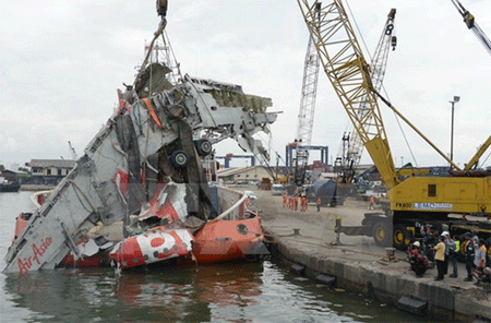 Indonesia dừng t&igrave;m kiếm thi thể nạn nh&acirc;n vụ tai nạn m&aacute;y bay QZ8501 l&agrave; tin tức mới cập nhật 24h h&ocirc;m nay