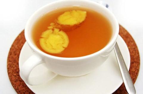 Kh&ocirc;ng n&ecirc;n uống mật ong trước khi đi ngủ v&igrave; n&oacute; khiến lượng đường trong m&aacute;u tăng cao
