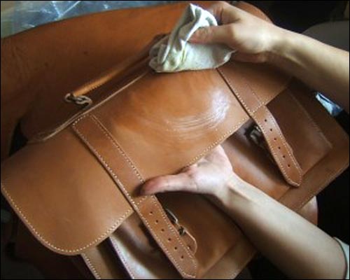 L&agrave;m b&oacute;ng c&aacute;c đồ d&ugrave;ng da bằng dầu th&ocirc;ng cực k&igrave; hữu hiệu