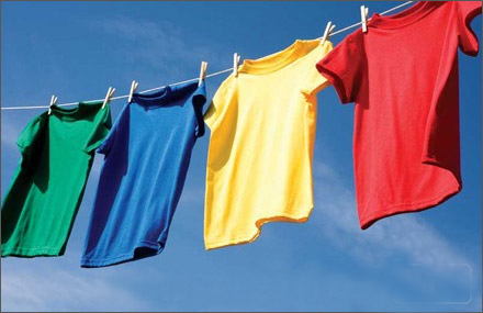 Mẹo vặt gia đ&igrave;nh gi&uacute;p quần &aacute;o bền m&agrave;u l&agrave; ng&acirc;m ch&uacute;ng với &iacute;t giấm
