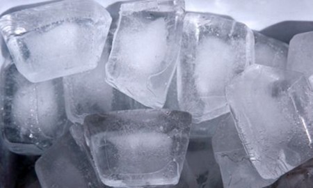 Khử m&ugrave;i th&ugrave;ng r&aacute;c l&agrave; một trong những mẹo vặt gia đ&igrave;nh hay từ đ&aacute; lạnh