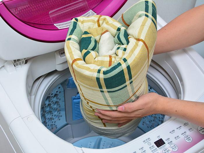 Giặt ga trải giường để loại bỏ c&aacute;c vi khuẩn v&agrave; bụi bẩn