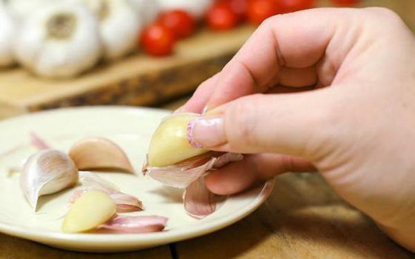 D&ugrave;ng l&ograve; vi s&oacute;ng gi&uacute;p lớp vỏ tỏi bong ra cũng l&agrave; mẹo vặt gia đ&igrave;nh hay