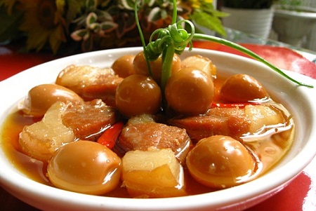 Vitaminc C trong quả sơn tr&agrave; cũng gi&uacute;p kho thịt lợn nhanh mềm