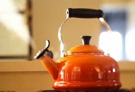 Mẹo vặt gia đ&igrave;nh gi&uacute;p loại bỏ vết nhăn quần &aacute;o l&agrave; sử dụng ấm đun nước