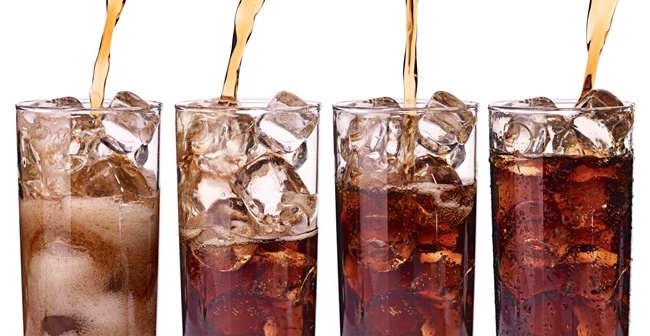 Mẹo vặt gia đ&igrave;nh hữu &iacute;ch từ nước ngọt c&oacute; ga như gi&uacute;p dễ d&agrave;ng lấy b&atilde; kẹo c&aacute;o su tr&ecirc;n t&oacute;c