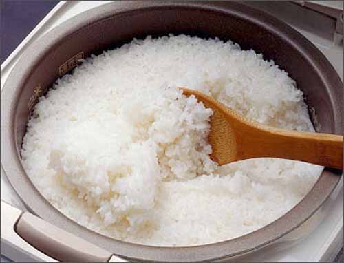Mẹo vặt gia đ&igrave;nh hấp cơm nguội bằng nồi cơm điện cực đơn giản