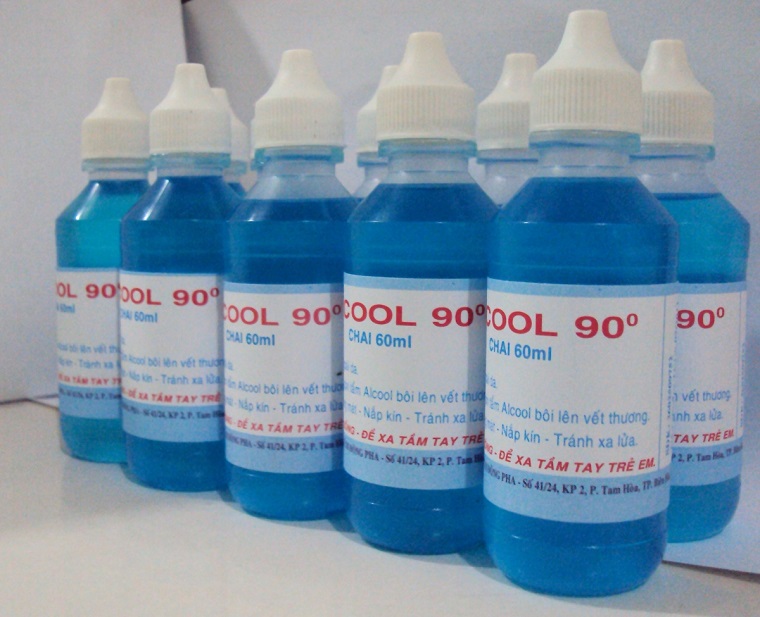 Sử dụng cồn cũng l&agrave; một mẹo vặt gia đ&igrave;nh gi&uacute;p loại bỏ vết kẹo cao su