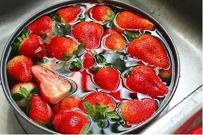 Mẹo vặt gia đ&igrave;nh gi&uacute;p bảo quan d&acirc;u t&acirc;y tươi l&acirc;u l&agrave; ng&acirc;m trong nước giấm pha lo&atilde;ng