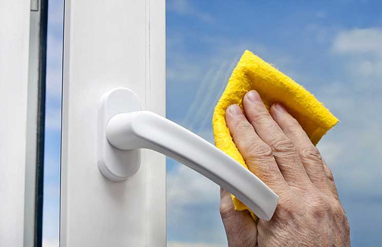 Mẹo vặt gia đ&igrave;nh ng&agrave;y Tết gi&uacute;p gương, k&iacute;nh lu&ocirc;n b&oacute;ng mới l&agrave; d&ugrave;ng giấm lau