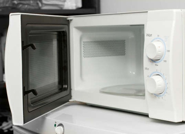 L&agrave;m sạch l&ograve; vi s&oacute;ng bằng chanh l&agrave; mẹo vặt gia đ&igrave;nh hữu &iacute;ch