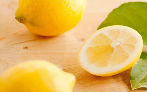 Mẹo vặt gia đ&igrave;nh hiệu quả với khử m&ugrave;i tr&ecirc;n thớt bằng nước chanh