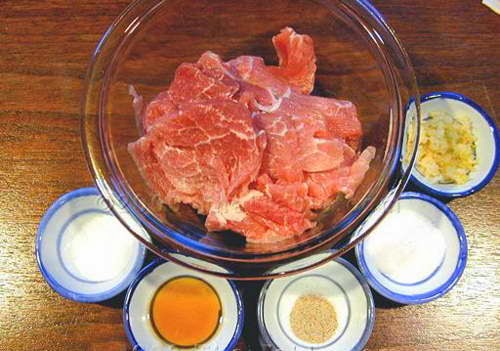 N&ecirc;n ướp gia vị theo đ&uacute;ng c&aacute;c thứ tự l&agrave; mẹo vặt nấu ăn hữu &iacute;ch