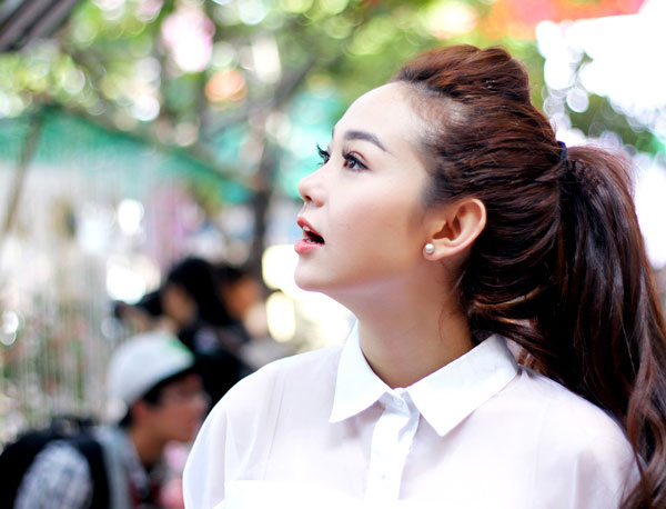 Minh Hằng với m&aacute;i t&oacute;c buộc đu&ocirc;i ngựa năng động