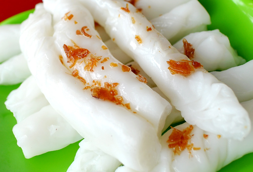 Một trong những m&oacute;n ăn đặc sản nơi xứ Nghệ phải kể tới l&agrave; m&oacute;n b&aacute;nh mướt trắng mềm