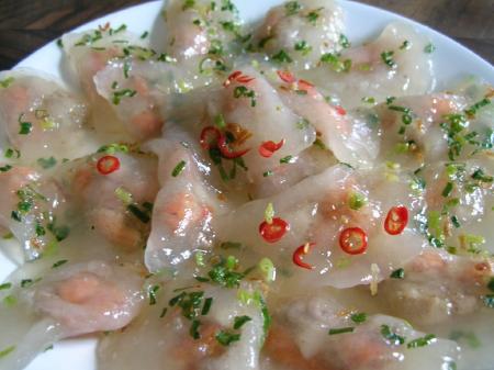 B&aacute;nh b&egrave;o Vinh cũng l&agrave; một trong những m&oacute;n ăn đặc sản thu h&uacute;t thực kh&aacute;ch
