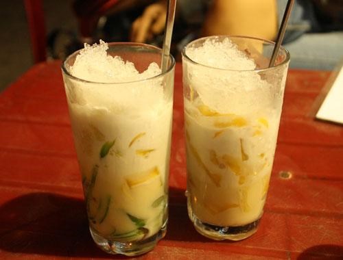 Sinh tố cũng l&agrave; m&oacute;n ăn vặt ngon thu h&uacute;t kh&aacute;ch du lịch khi gh&eacute; thăm Đ&agrave; Nẵng