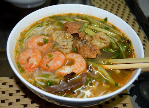 B&uacute;n t&ocirc;m cũng l&agrave; m&oacute;n ăn đặc trưng, thơm ngon của ẩm thực v&ugrave;ng đất cảng