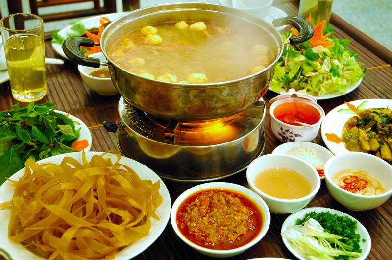 Lẩu cua đồng ngon ngọt thu h&uacute;t thực kh&aacute;ch