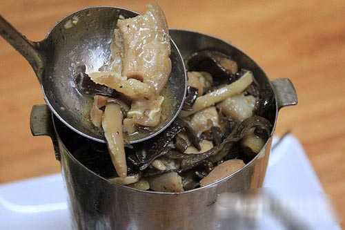 D&ugrave;ng khu&ocirc;n inox để gi&ograve; được tr&ograve;n đều v&agrave; đẹp mắt hơn