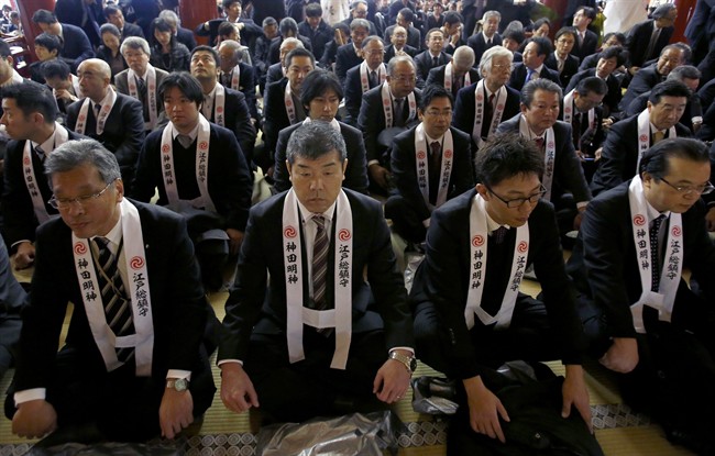 Nh&acirc;n vi&ecirc;n c&ocirc;ng ty Nhật Bản ngồi cầu nguyện cho một năm kinh doanh tốt  tại đền Kanda Myojin