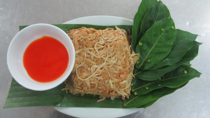 Nem Ph&ugrave;ng ăn c&ugrave;ng l&aacute; sung chấm tương ớt hấp dẫn thực kh&aacute;ch