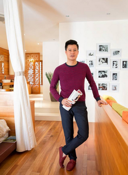 Tại trung tâm căn phòng riêng của nam ca sĩ là bức tường trang trí những hình ảnh của anh cùng con trai Bảo Nam. Đây là nơi anh thích nhất trong căn nhà