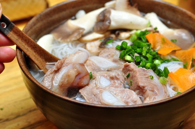 B&uacute;n sườn nấm L&ograve; Đ&uacute;c l&agrave; một trong những qu&aacute;n b&uacute;n ngon ở H&agrave; Nội