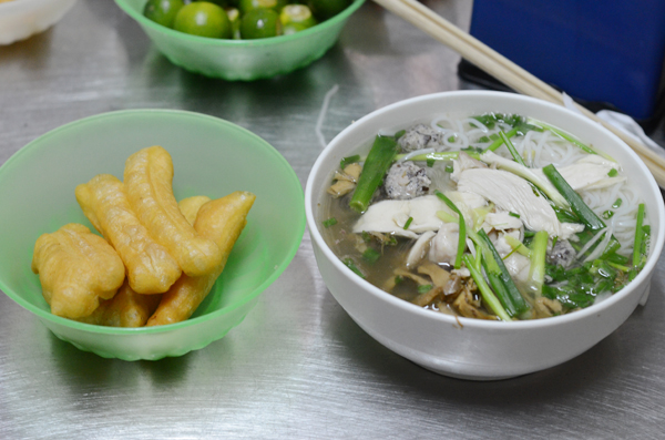 Qu&aacute;n b&uacute;n mọc g&agrave; thơm ngon, hấp dẫn ở phố Nguyễn Chế Nghĩa