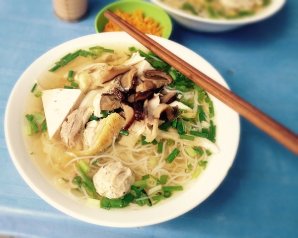 M&oacute;n ăn s&aacute;ng quen thuộc của d&acirc;n chơi s&agrave;nh điệu H&agrave; th&agrave;nh phải nhắc tới m&oacute;n b&uacute;n g&agrave; phố Bảo Kh&aacute;nh