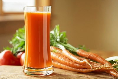 Một trong những loại nước &eacute;p tr&aacute;i c&acirc;y, rau củ tốt cho thị gi&aacute;c của b&eacute; phải kể tới nước &eacute;p c&agrave; rốt