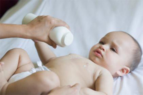 Phấn r&ocirc;m c&oacute; thể g&acirc;y vi&ecirc;m phổi v&agrave; c&aacute;c bệnh li&ecirc;n quan đến đường h&ocirc; hấp khi trẻ h&iacute;t phải