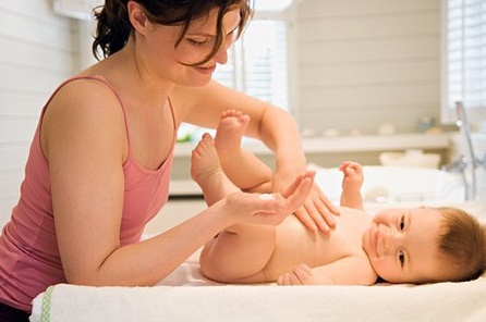 Kh&ocirc;ng n&ecirc;n d&ugrave;ng phấn r&ocirc;m cho b&eacute; g&aacute;i v&igrave; c&oacute; thể g&acirc;y ung thư buồng trứng