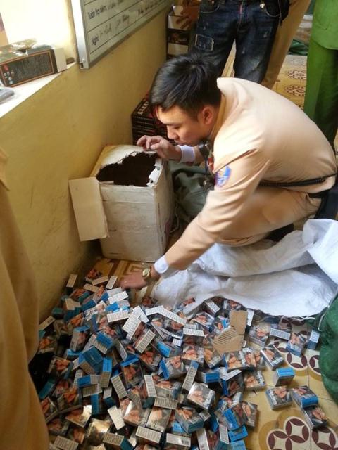 Tin tức mới cập nhật 24h ng&agrave;y 26/1/2015 đưa tin về vụ ph&aacute;t hiện 50.000 vi&ecirc;n nghi thuốc k&iacute;ch dục tr&ecirc;n xe thương binh ở H&agrave; Nội