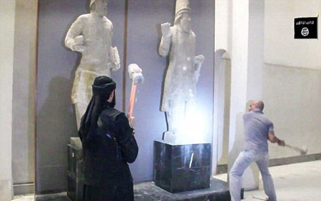 Phiến qu&acirc;n IS ph&aacute; hủy c&aacute;c tượng cổ tại Iraq v&agrave;o th&aacute;ng 2 vừa qua