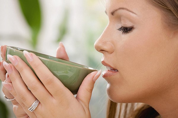 Uống một ly nước ấm v&agrave;o mỗi buổi s&aacute;ng l&agrave; phương ph&aacute;p detox thanh lọc cơ thể hữu hiệu