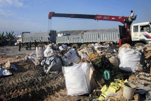 Tin tức mới cập nhật 24h ng&agrave;y 4/2/2015 đưa tin 3 t&agrave;i xế bị bắt quả tang v&igrave; đổ trộm 25 tấn chất thải độc hại