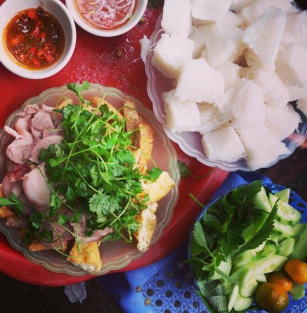 Thực kh&aacute;ch đến với b&uacute;n đậu mắm t&ocirc;m C&acirc;y B&agrave;ng đều tấm tắc khen m&oacute;n đậu ngậy, n&oacute;ng hổi do c&oacute; kh&aacute;ch đến mới r&aacute;n, chả cốm d&agrave;y miếng