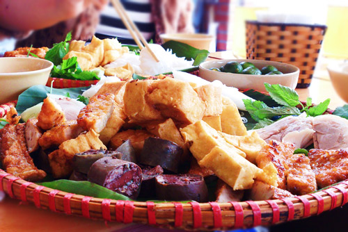 Ho&agrave;ng Cầu đặc biệt với qu&aacute;n b&uacute;n đậu mắm t&ocirc;m l&ograve;ng lợn nướng hấp dẫn