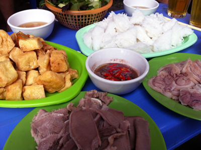 Qu&aacute;n b&uacute;n đậu Phan Ph&ugrave; Ti&ecirc;n đặc biệt với mắm t&ocirc;m thơm ngon