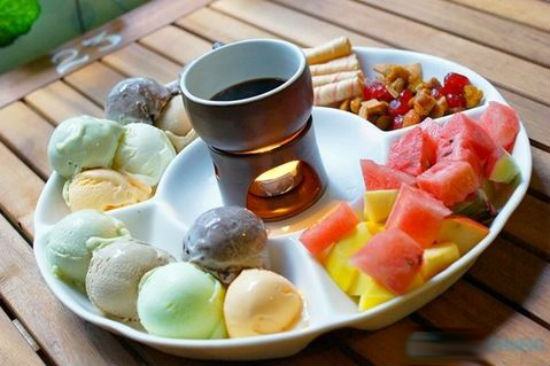 Lẩu kem những vi&ecirc;n kem tr&ograve;n với đủ m&ugrave;i vị, m&agrave;u sắc kh&aacute;c nhau thu h&uacute;t thực kh&aacute;ch