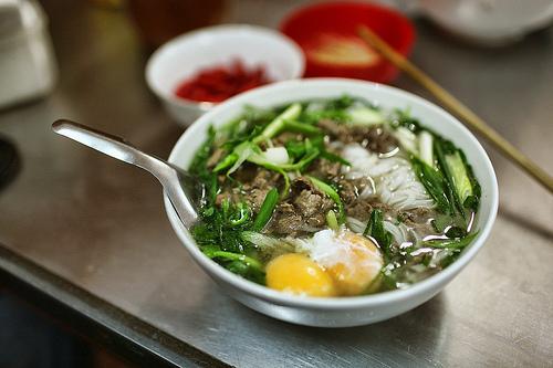 Phở Th&igrave;n thơm ngọt ở L&ograve; Đ&uacute;c cũng l&agrave; qu&aacute;n phở ngon ở H&agrave; Nội