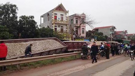 Xe tải đổ v&agrave;o đường ray hu&yacute;ch 4 toa t&agrave;u lật nghi&ecirc;ng l&agrave; tin tức mới cập nhật 24h h&ocirc;m nay