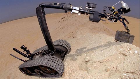 Với thiết kế đi tr&ecirc;n d&acirc;y x&iacute;ch v&agrave; gắn nhiều s&uacute;ng m&aacute;y - TALON giống như bản sao xe tăng thu nhỏ.