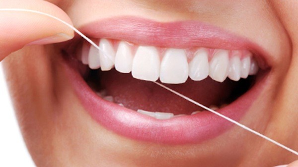 Kh&ocirc;ng d&ugrave;ng chỉ nha khoa cũng l&agrave; một sai lầm khi đ&aacute;nh răng